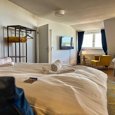 Helle Grosszuegige Dachgeschoss I Parkplatz I Schloss Blick #cosiness Company Apartment *