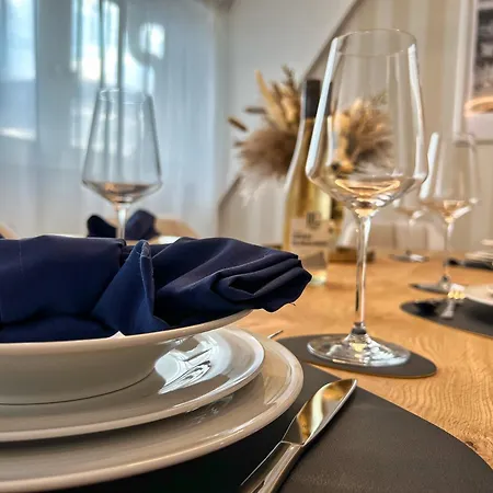 Helle Grosszuegige Dachgeschoss I Parkplatz I Schloss Blick #cosiness Company Apartment *