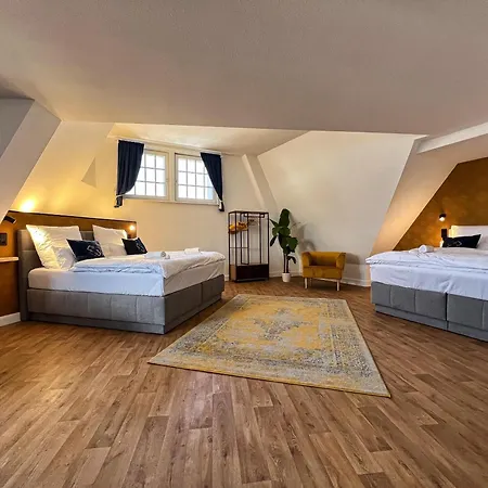 Helle Grosszuegige Dachgeschoss I Parkplatz I Schloss Blick #cosiness Company Apartment