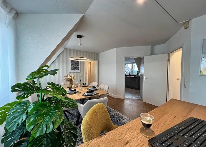 Helle Grosszuegige Dachgeschoss I Parkplatz I Schloss Blick #cosiness Company *