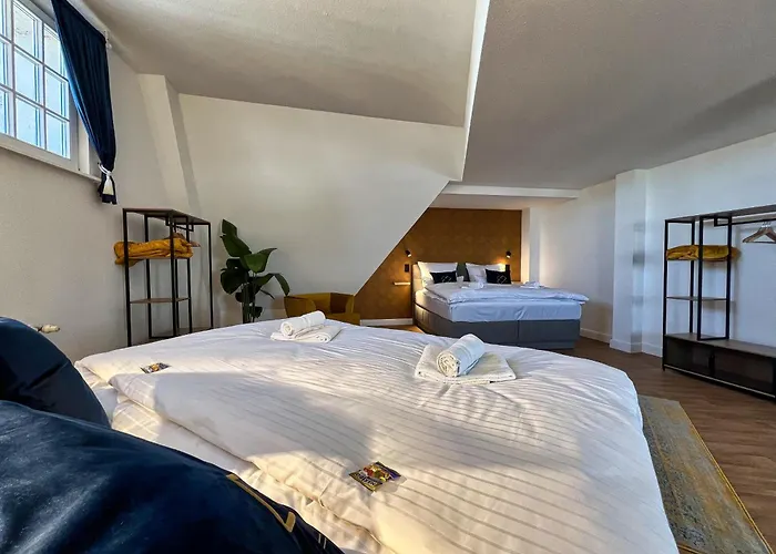 Helle Großzügige Dachgeschoss I Parkplatz I Schloss Blick #cosiness Company