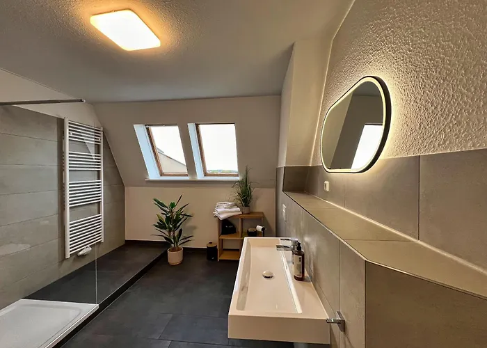 Helle Grosszuegige Dachgeschoss I Parkplatz I Schloss Blick #cosiness Company