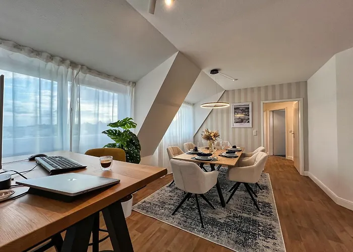 Helle Großzügige Dachgeschoss I Parkplatz I Schloss Blick #cosiness Company *