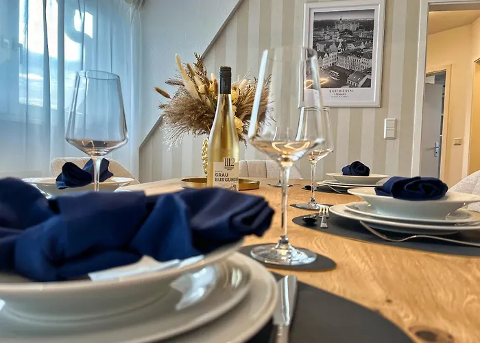 Helle Großzügige Dachgeschoss I Parkplatz I Schloss Blick #cosiness Company Schwerin (Mecklenburg-Vorpommern)