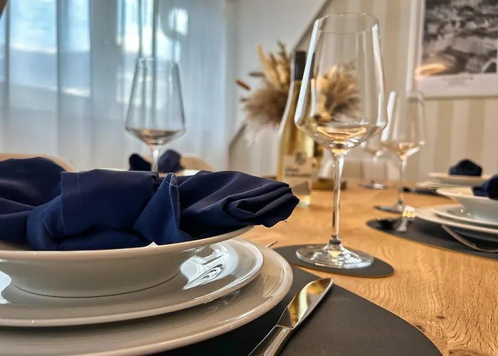 Helle Grosszuegige Dachgeschoss I Parkplatz I Schloss Blick #cosiness Company Apartment *