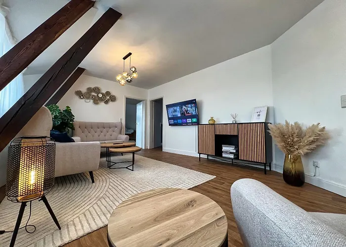 Helle Grosszuegige Dachgeschoss I Parkplatz I Schloss Blick #cosiness Company Apartment *